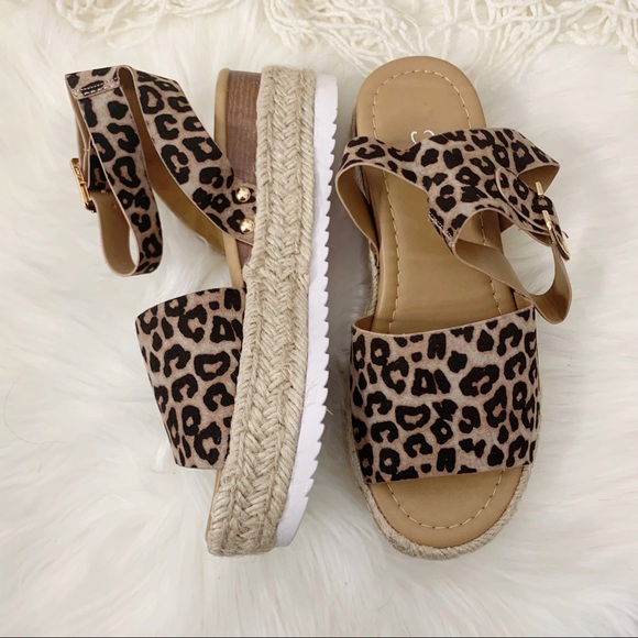 ✨NEW Luna Platform Sandal- in Leopard - Picture 3 of 6